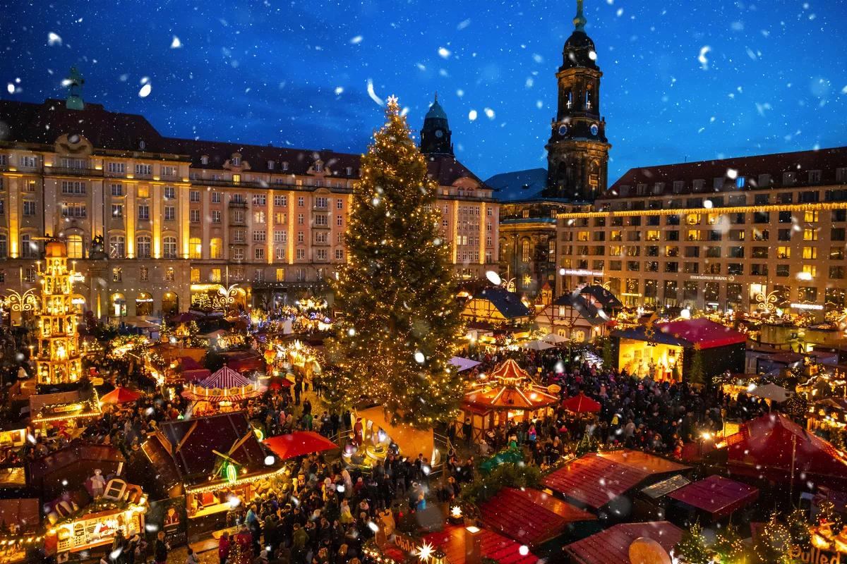 Menschen besuchen den Weihnachtsmarkt Striezelmarkt in Dresden - © dtatiana - stock.adobe.com