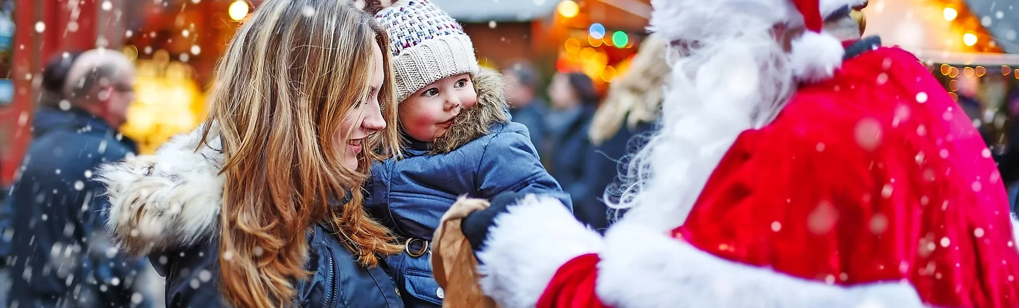 Kleines Kleinkindmädchen mit Mutter auf Weihnachtsmarkt. - © Irina Schmidt - stock.adobe.com