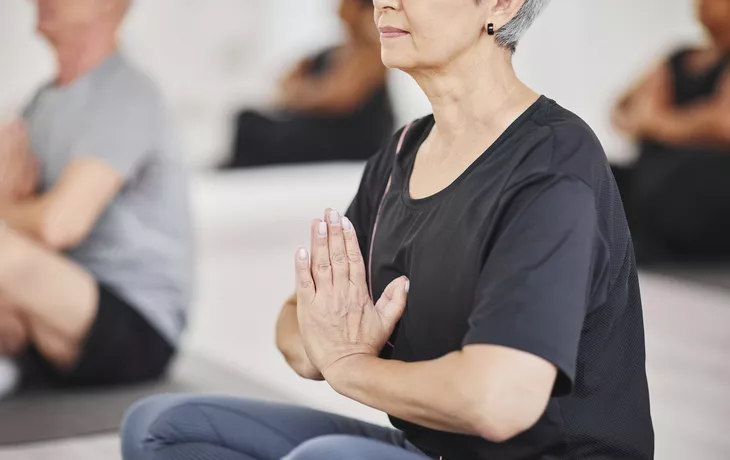 Yoga-Session an Bord - © Getty Images/iStockphoto