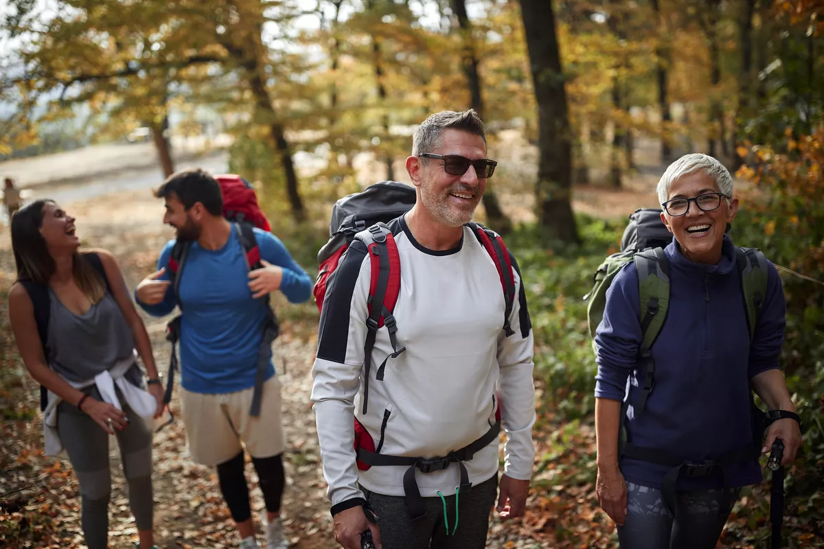 Familienzeit beim Wandern - © luckybusiness - stock.adobe.com