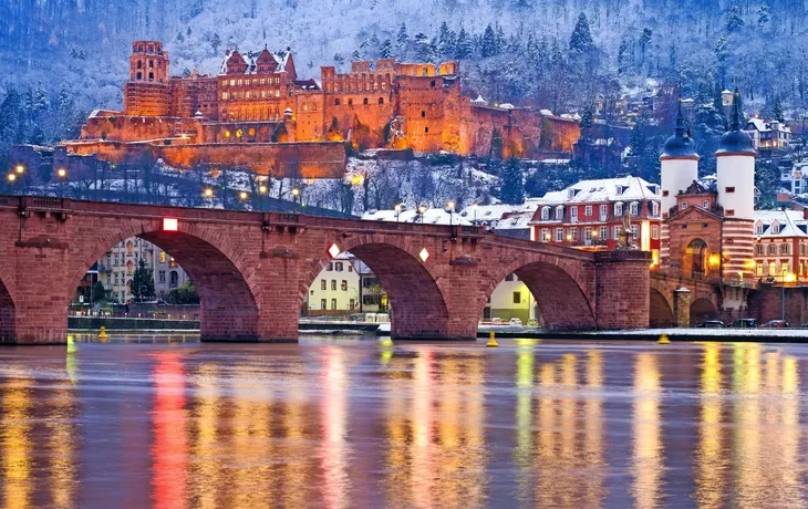 © eyetronic - stock.adobe.com - Heidelberger Schloss im Winter