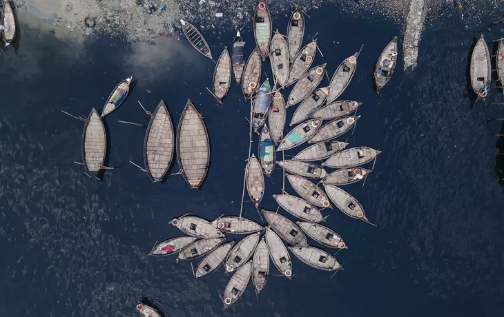 Aerial view of Wooden passenger boats along the Buriganga River, Sadarghat, Dhaka, Bangladesh - © Muhammadamdadphoto - stock.adobe.com