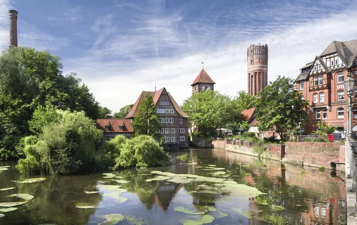 © Carl-Jürgen Bautsch - stock.adobe.com - Lüneburg Bei der Ratsmühle im Sommer entzerrt