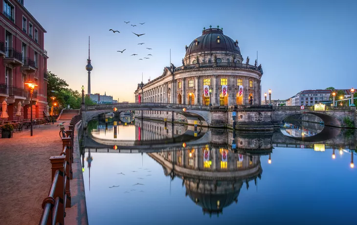 © Jan Christopher Becke - Museumsinsel mit Bode Museum und Fernsehturm in Berlin