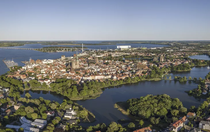 © ©Iurii - stock.adobe.com - Stralsund, dahinter die Insel Rügen