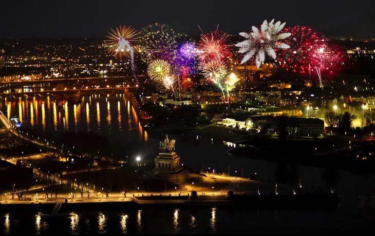 ©Comofoto - stock.adobe.com - Feuerwerk in Koblenz