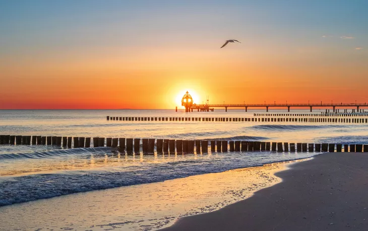 © Karl - stock.adobe.com - zum Sonnenaufgang am Strand von Zingst an der Ostsee