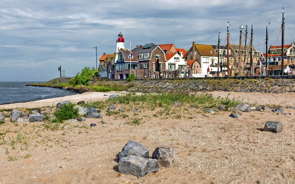 Dorfszene Form Strand von Urk, altes niederländisches Fischerdorf - © Kruwt - stock.adobe.com