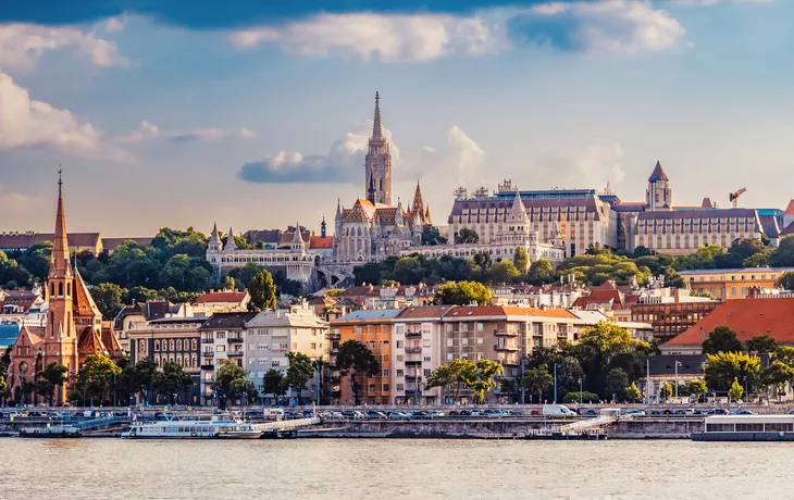 © alexanderuhrin - stock.adobe.com - Skyline von Budapest