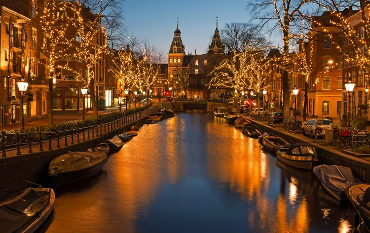 Weihnachtszeit in Amsterdam mit dem Rijksmuseum in den Niederlanden - ©Nataraj - stock.adobe.com