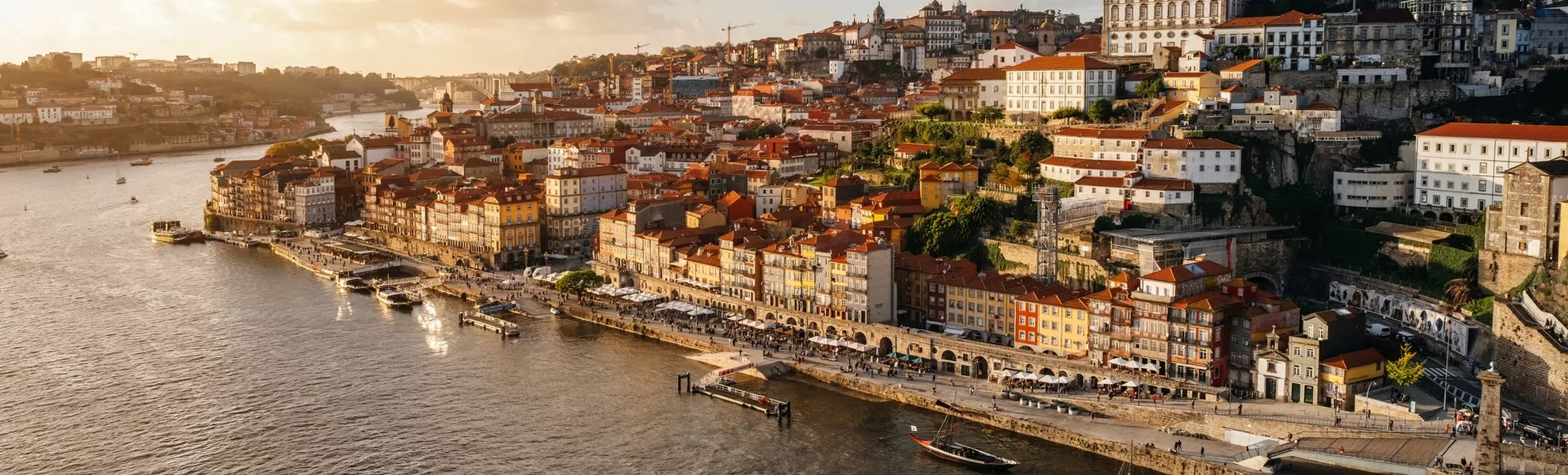 Panoramablick auf die Stadt Porto bei Sonnenuntergang - © ikuday - stock.adobe.com