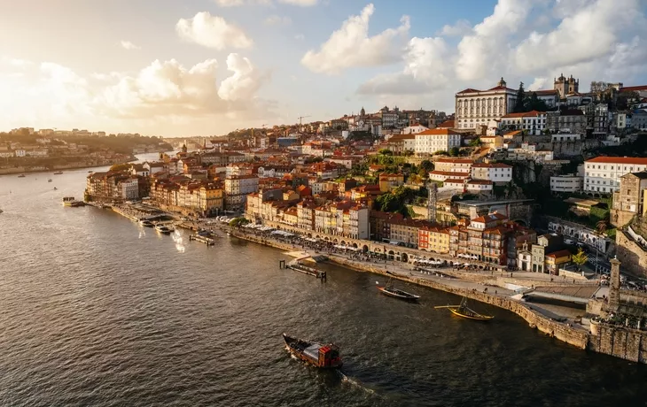 © ikuday - stock.adobe.com - Panoramablick auf die Stadt Porto bei Sonnenuntergang