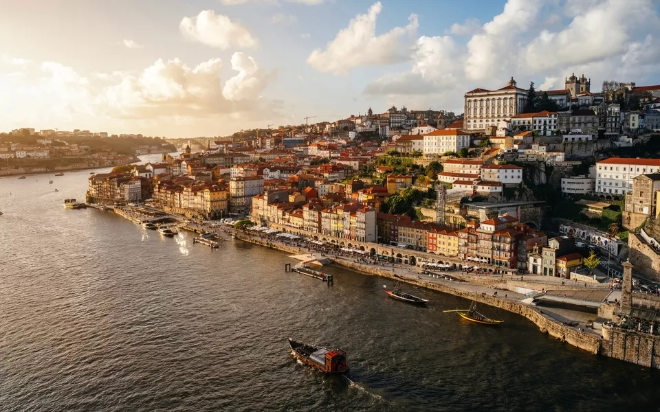 Panoramablick auf die Stadt Porto bei Sonnenuntergang