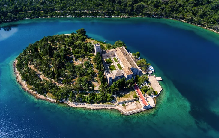 © Novak - stock.adobe.com - St. Maria liegt im südlichen Teil des Grossen Sees von Mljet