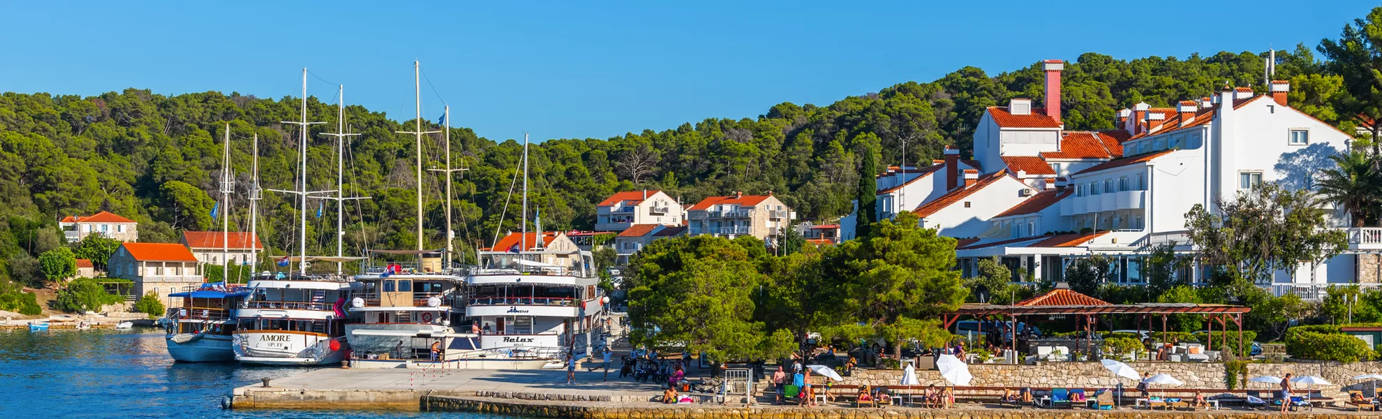 Hafen im Dorf Pomena im Nationalpark Mljet in Kroatien - © dudlajzov - stock.adobe.com