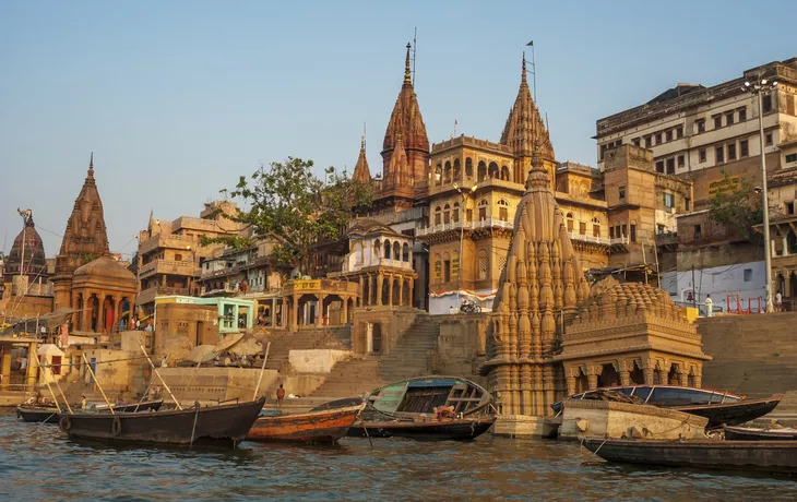 © shutterstock_153851216 - Die heilige Stadt am Ganges, Varanasi