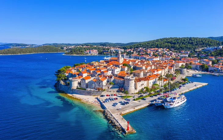 © dudlajzov - stock.adobe.com - Panorama der kroatischen Stadt Korcula