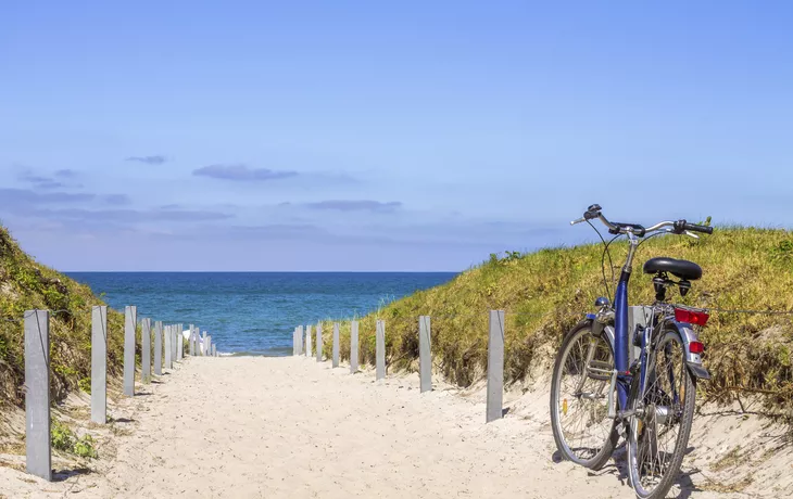 Fahrrad auf dem Weg zum Strand - © pure-life-pictures - Fotolia