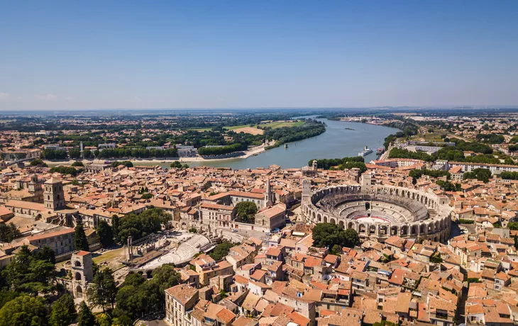 © Sen - stock.adobe.com - Arles mit Amphitheater und Rhône