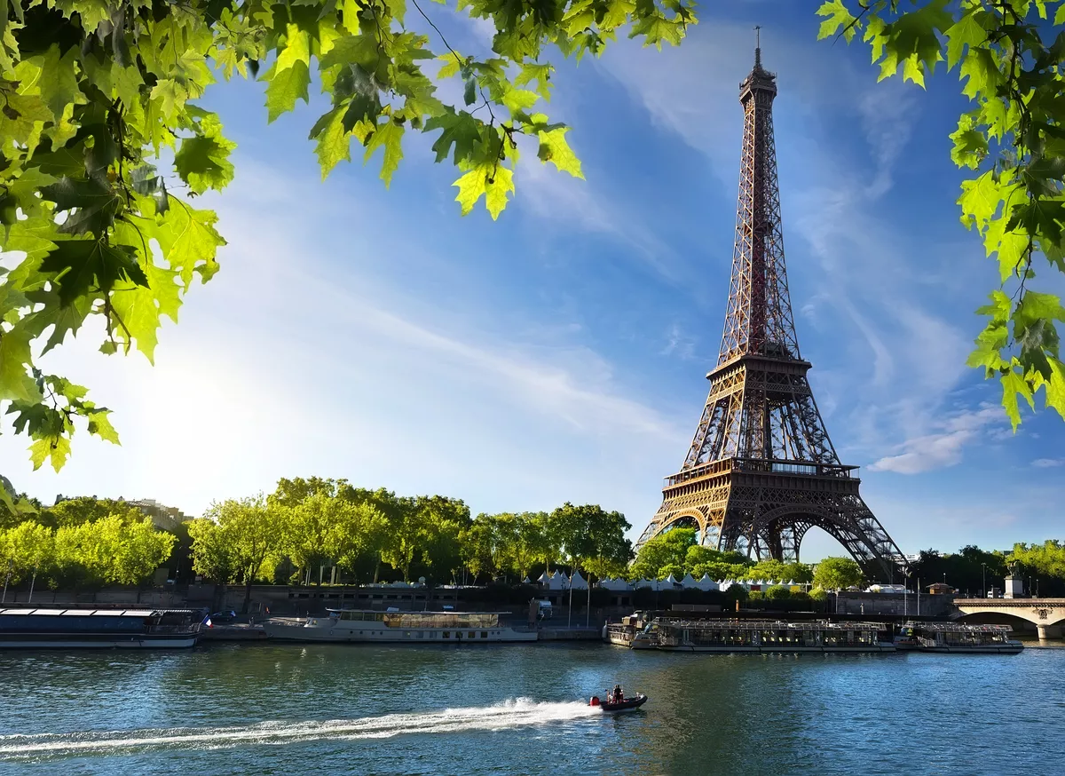 Seine in Paris mit Eiffelturm - © Givaga - stock.adobe.com