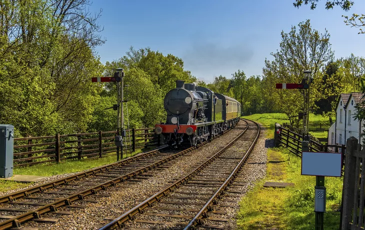 © Nicola - stock.adobe.com - Dampfzugfahrt in Sussex