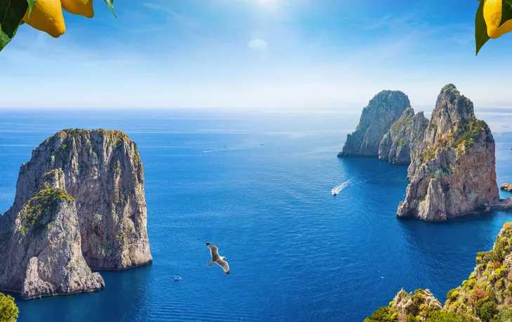 Faraglioni-Felsen in der Nähe der Insel Capri - © IgorZh - stock.adobe.com