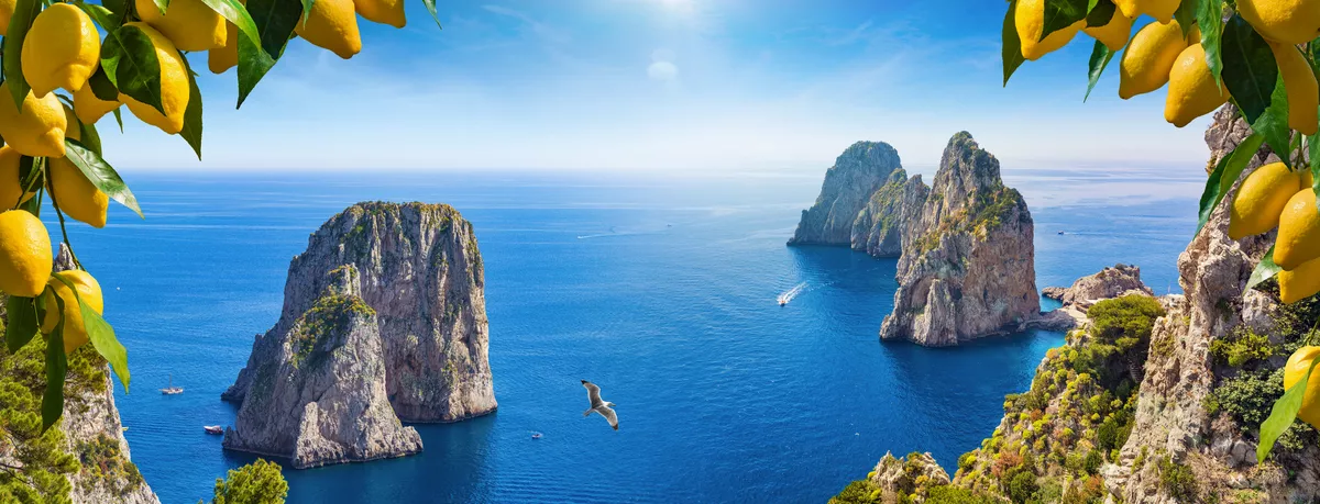 Faraglioni-Felsen in der Nähe der Insel Capri - © IgorZh - stock.adobe.com