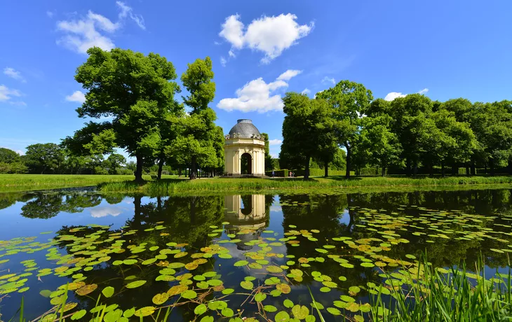 ©nmann77 - stock.adobe.com - Großer Garten mit Pavillon in den Herrenhäuser Gärten