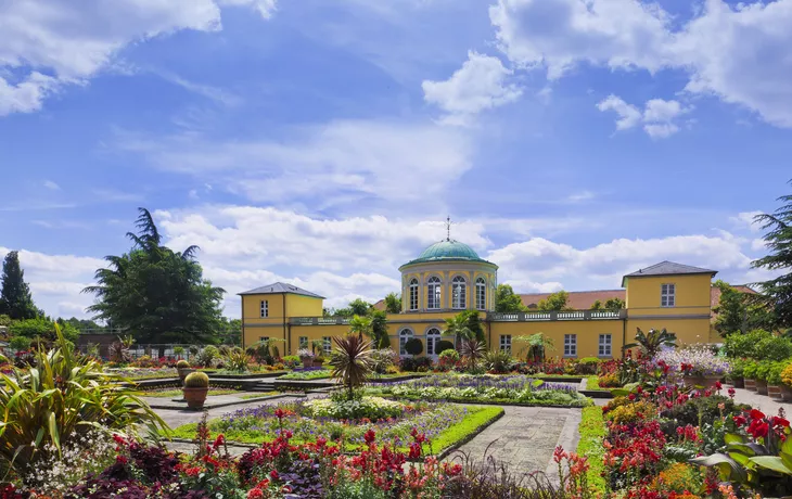 ©Composer - stock.adobe.com - Botanischer Garten (Berggarten) der Herrenhäuser Gärten mit Bibliotheksgebäude