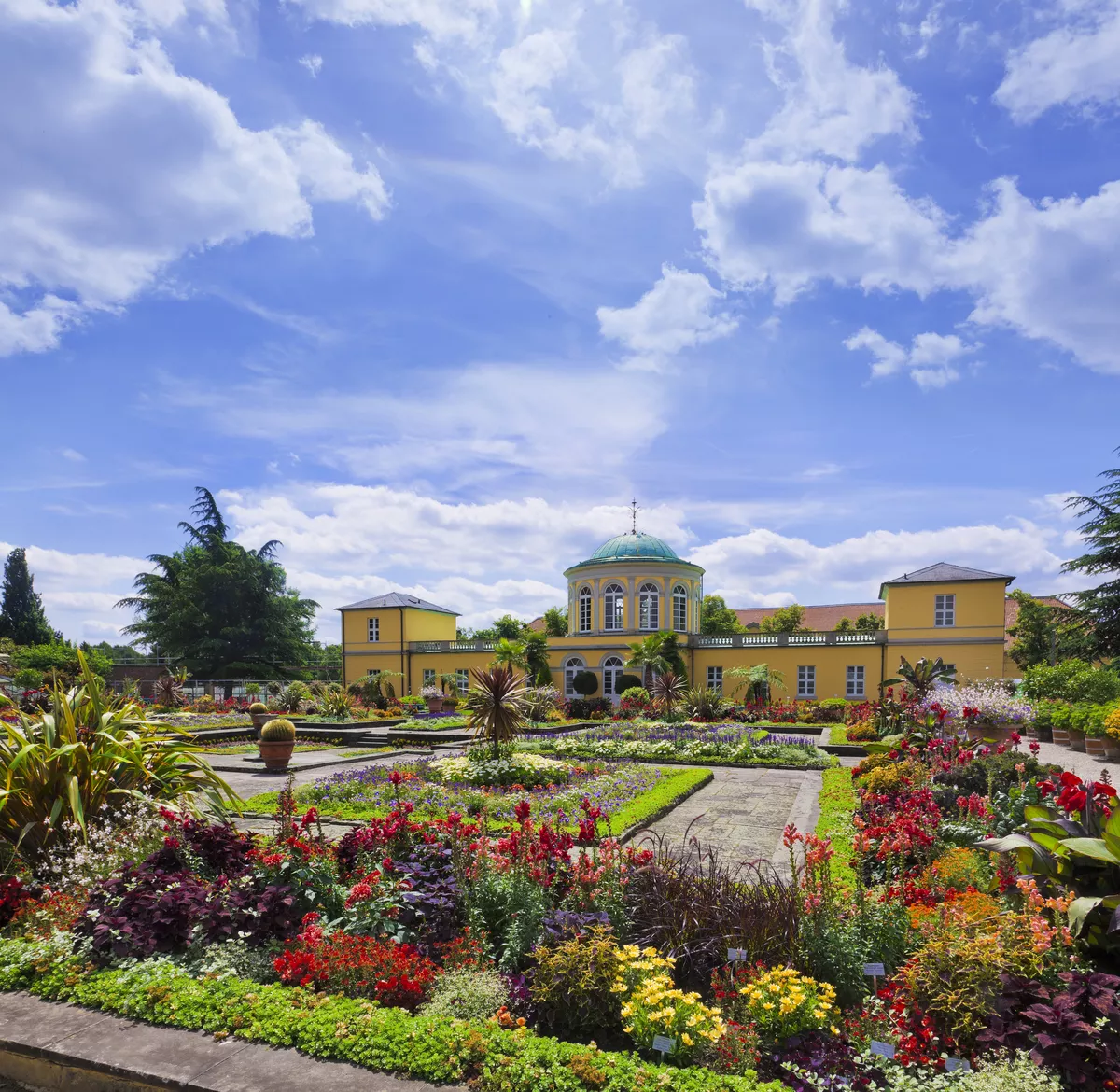 Botanischer Garten (Berggarten) der Herrenhäuser Gärten mit Bibliotheksgebäude - ©Composer - stock.adobe.com