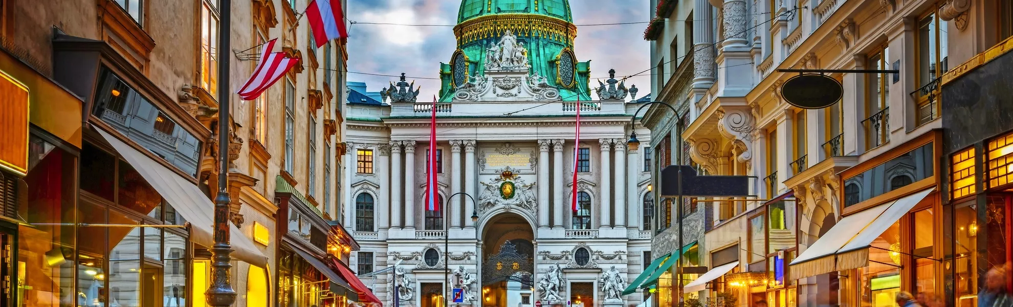 Herrengasse mit Blick auf die kaiserliche Hofburg in Wien - © Tryfonov - stock.adobe.com