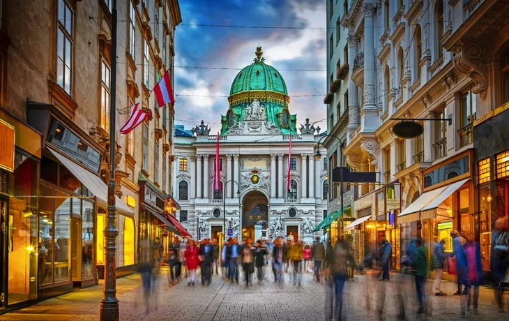 Herrengasse mit Blick auf die kaiserliche Hofburg in Wien - © Tryfonov - stock.adobe.com