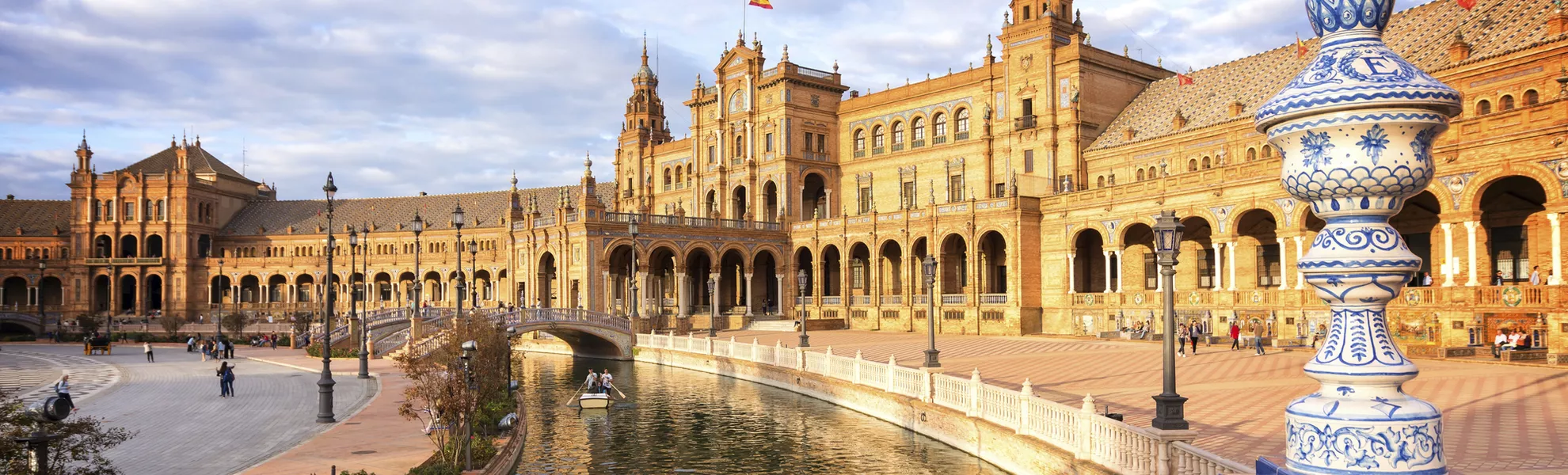 Plaza de España in Sevilla - © ©Delphotostock - stock.adobe.com