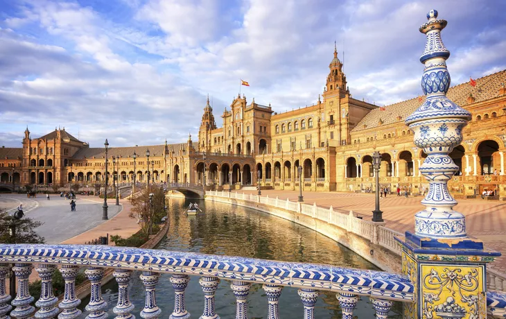 © ©Delphotostock - stock.adobe.com - Plaza de España in Sevilla