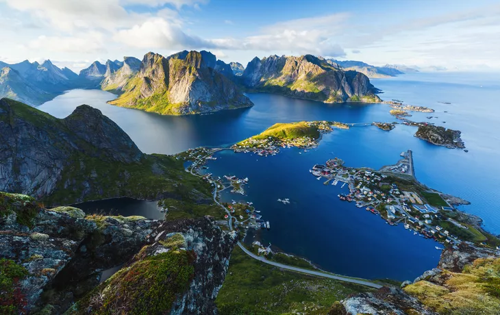 © Beboy - stock.adobe.com - Blick  in den Lofoten