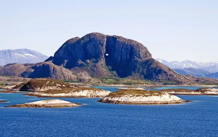 © bullshead - stock.adobe.com - Torghatten, Torget-Insel, nahe Bronnoysund, Norwegen