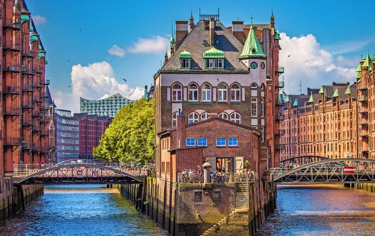 © powell83 - stock.adobe.com - das Wasserschloss, auch Wasserschlösschen genannt, in der Hamburger Speicherstadt, Deutschland