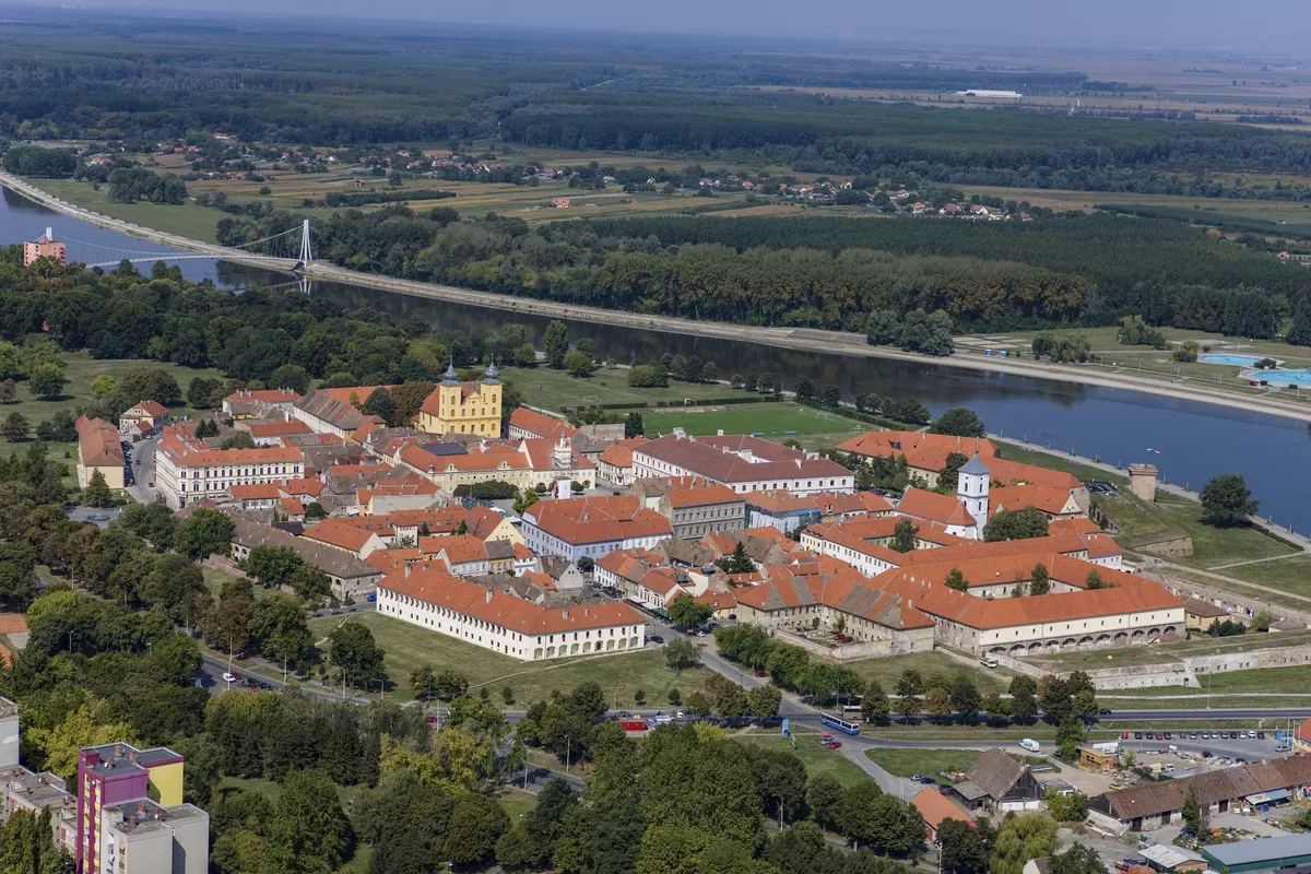 Osijek mit Festung Tvrda - © Overflightstock - stock.adobe.com