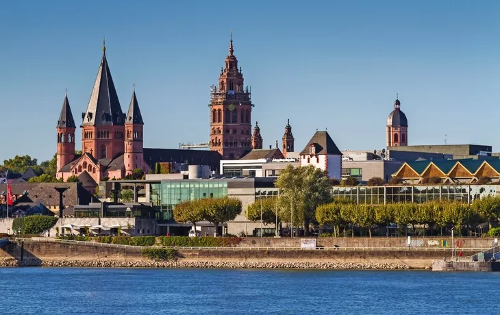 © Circumnavigation - Fotolia - Rheinufer mit Dom, Mainz