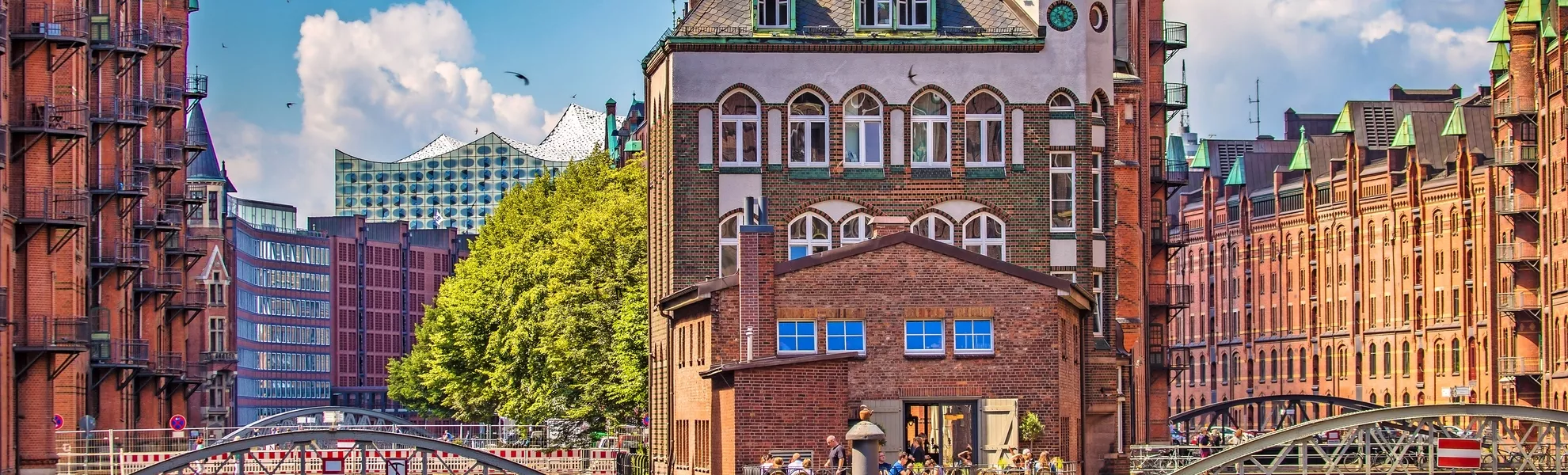 das Wasserschloss, auch Wasserschlösschen genannt, in der Hamburger Speicherstadt, Deutschland - © powell83 - stock.adobe.com