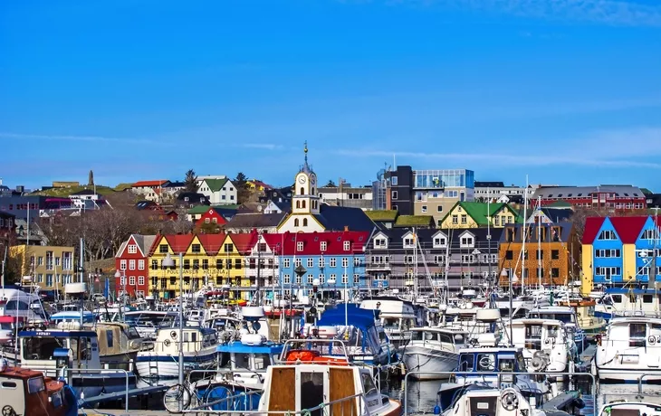 © Gieri - stock.adobe.com - Hafen von Torshavn