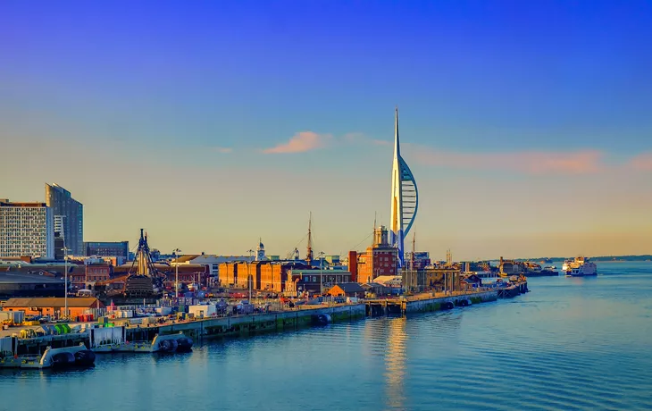 ©Eric Laudonien - stock.adobe.com - Portsmouth,England,Juni 2018,Portsmouth Hafen am späten Abend