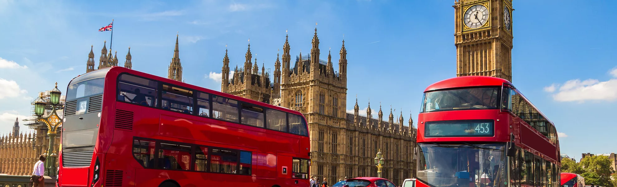 Big Ben, Westminster Bridge und rote Doppeldeckerbusse in London - © Sergii Figurnyi - stock.adobe.com