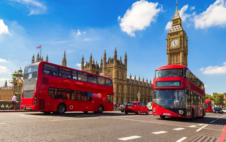 © Sergii Figurnyi - stock.adobe.com - Big Ben, Westminster Bridge und rote Doppeldeckerbusse in London