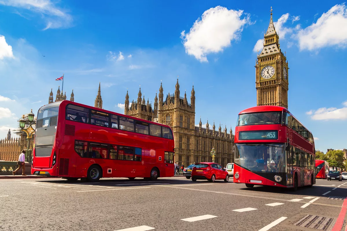 Big Ben, Westminster Bridge und rote Doppeldeckerbusse in London - © Sergii Figurnyi - stock.adobe.com