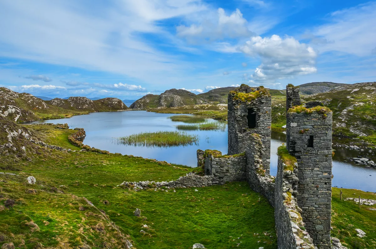 Ruine von Dunlough Castle mit dem See Dun Lough - © e55evu - stock.adobe.com