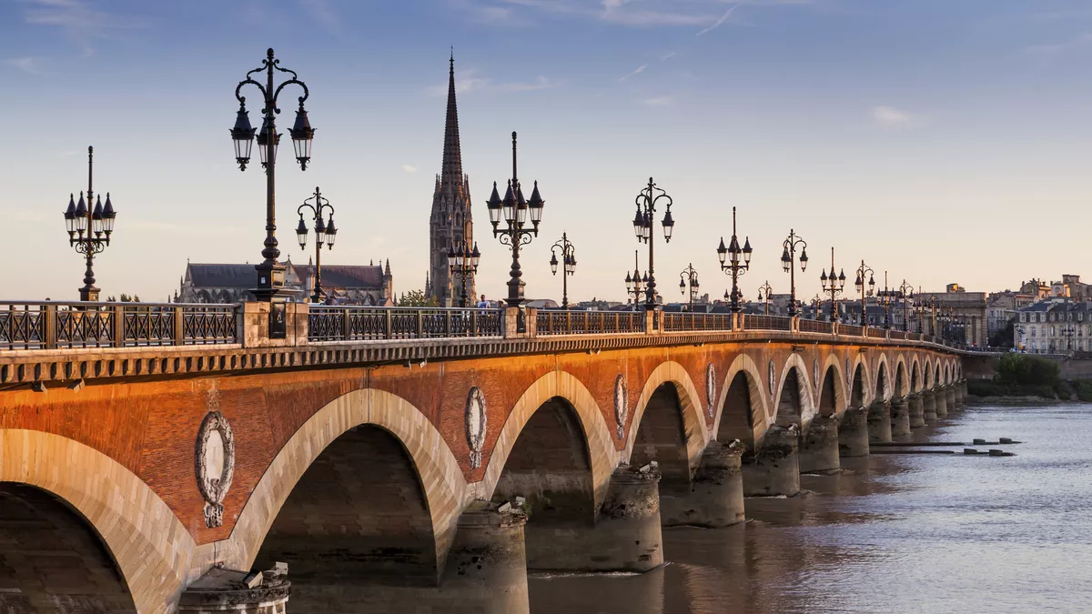 Pont de Pierre, Bordeaux - © shutterstock_240209116