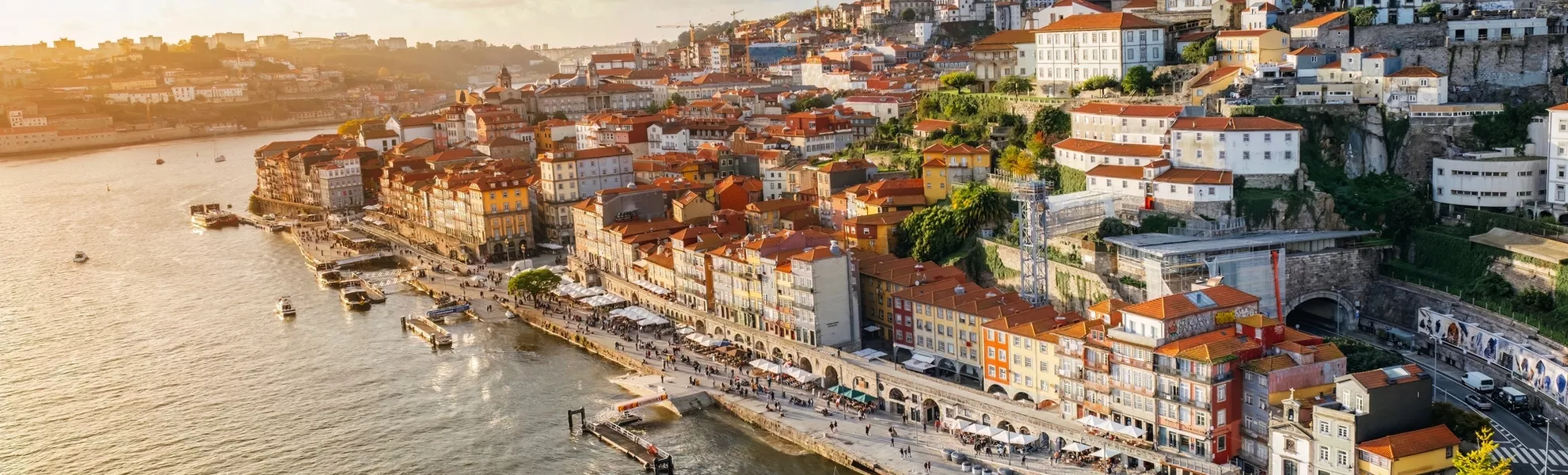 Panoramablick auf die Stadt Porto bei Sonnenuntergang - © ikuday - stock.adobe.com