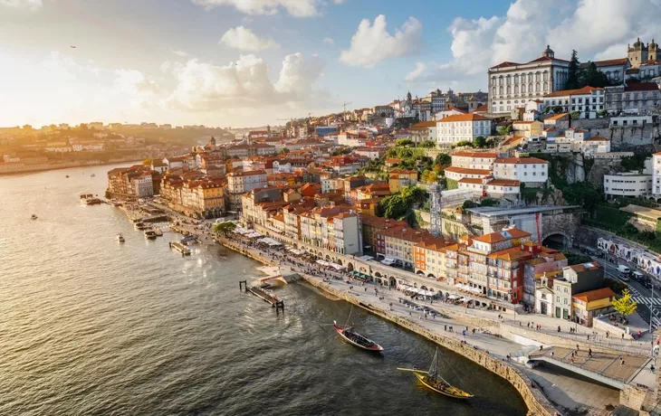 © ikuday - stock.adobe.com - Panoramablick auf die Stadt Porto bei Sonnenuntergang