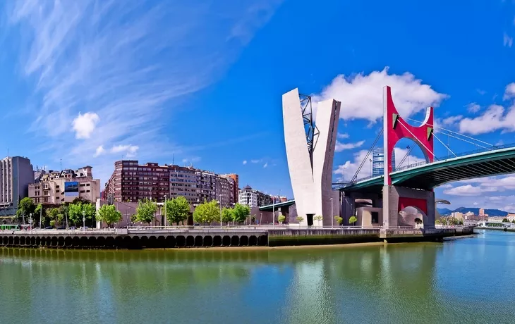 © Mik Man - Fotolia - Ansicht der Böschung des Flusses Nervión O de Bilbao